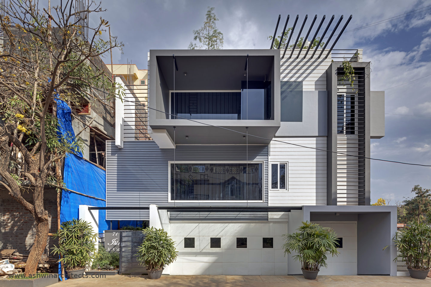 slokesh-60x40-plot-residence-front-elevation-design