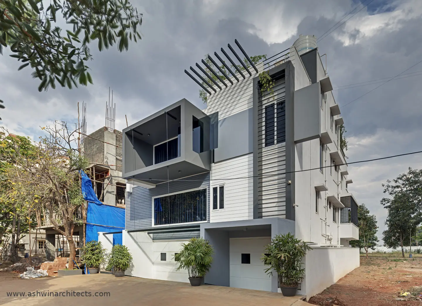 slokesh-60x40-plot-residence-side-elevation-design