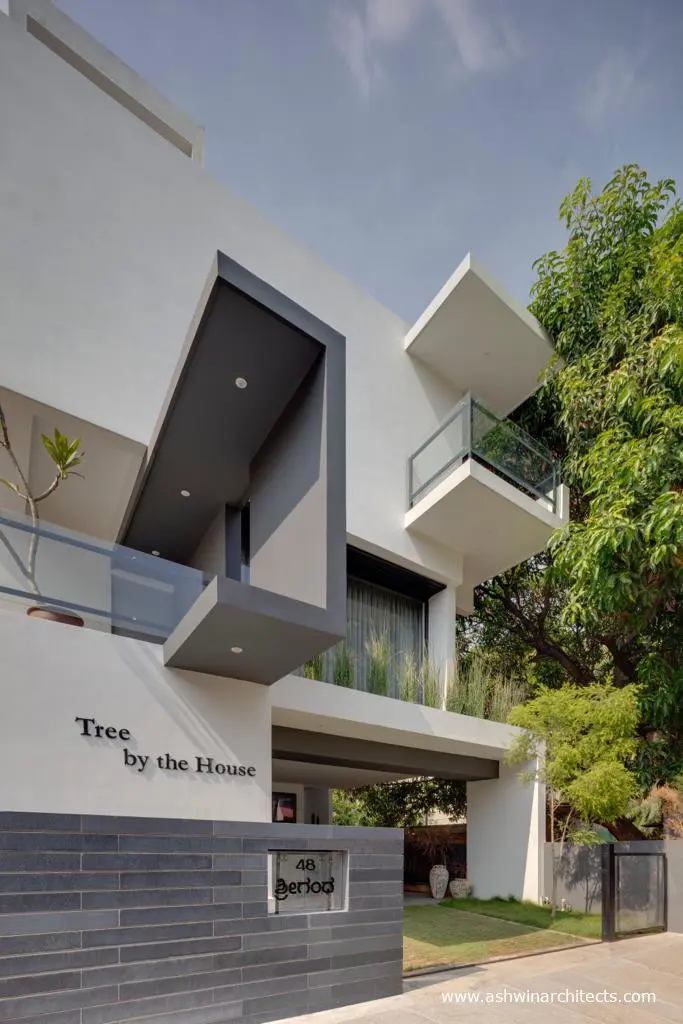 residential-architects-in-bangalore-exterior-house-design-balcony-daytime