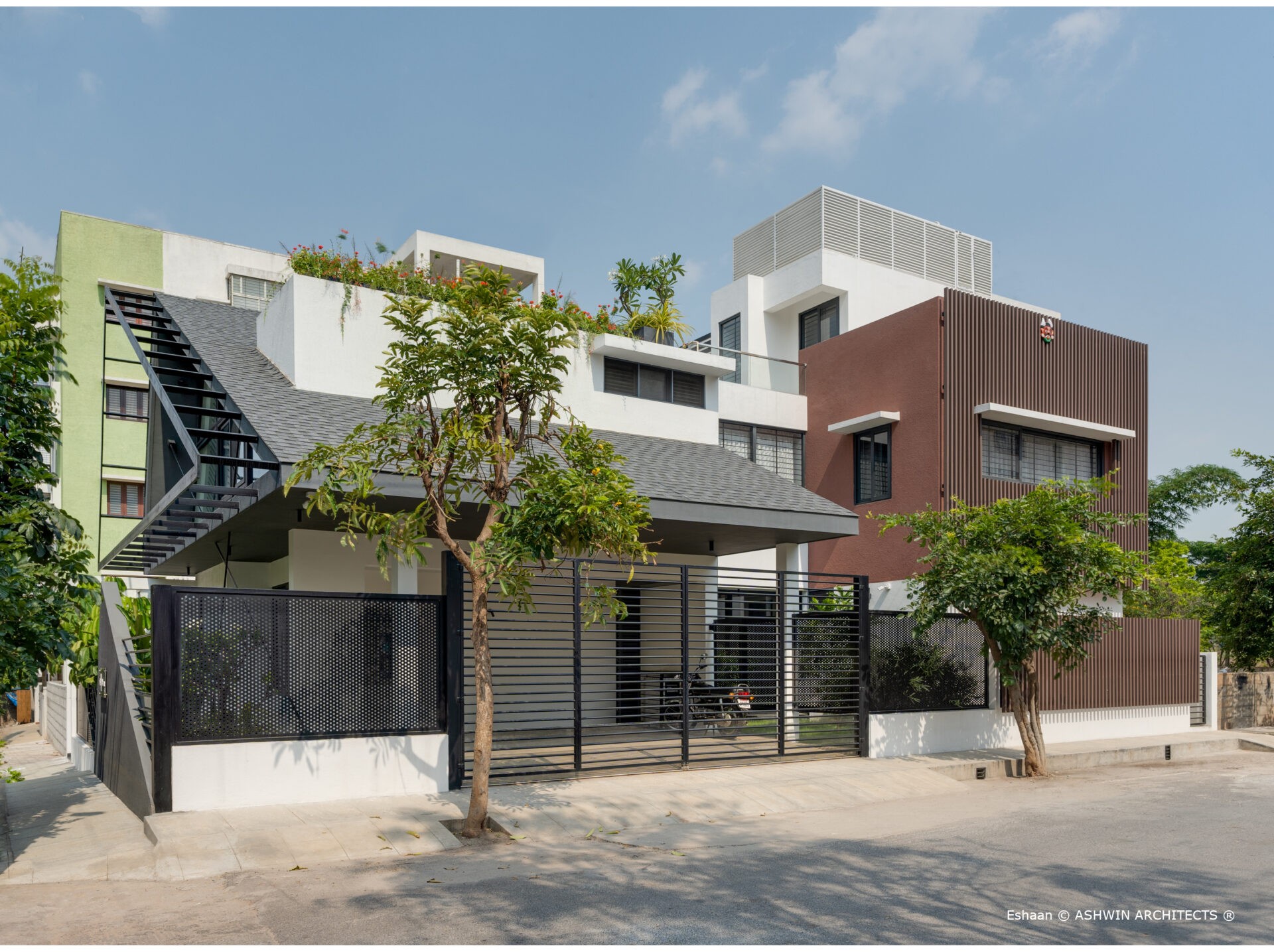 40-60-north-west-bungalow-design-indian-bungalow-house-design-bangalore-front-side-view