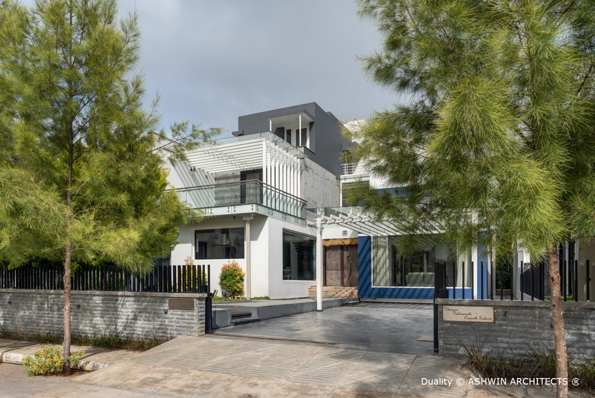 bangalore-architects-near-me-100x80-plot-duplex-house-design-front-view-1
