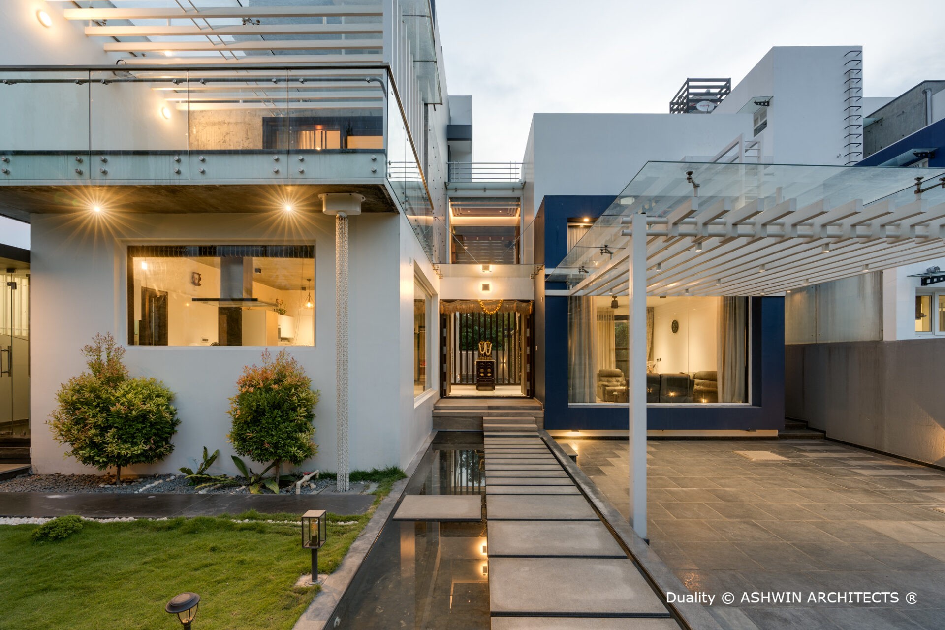 bangalore-architects-near-me-100x80-plot-duplex-house-design-front-view-eve-2