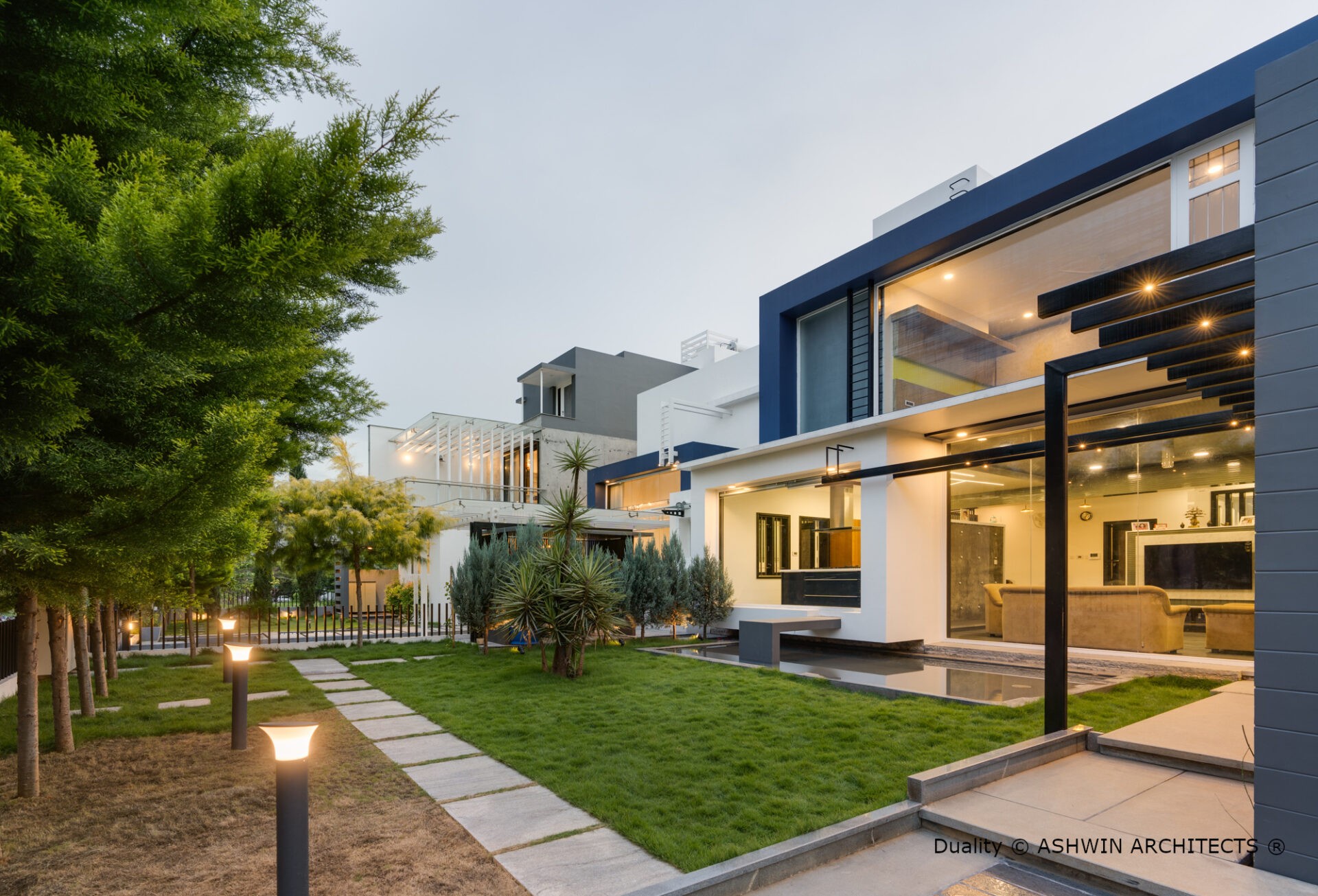 bangalore-architects-near-me-100x80-plot-duplex-house-design-side-view-eve