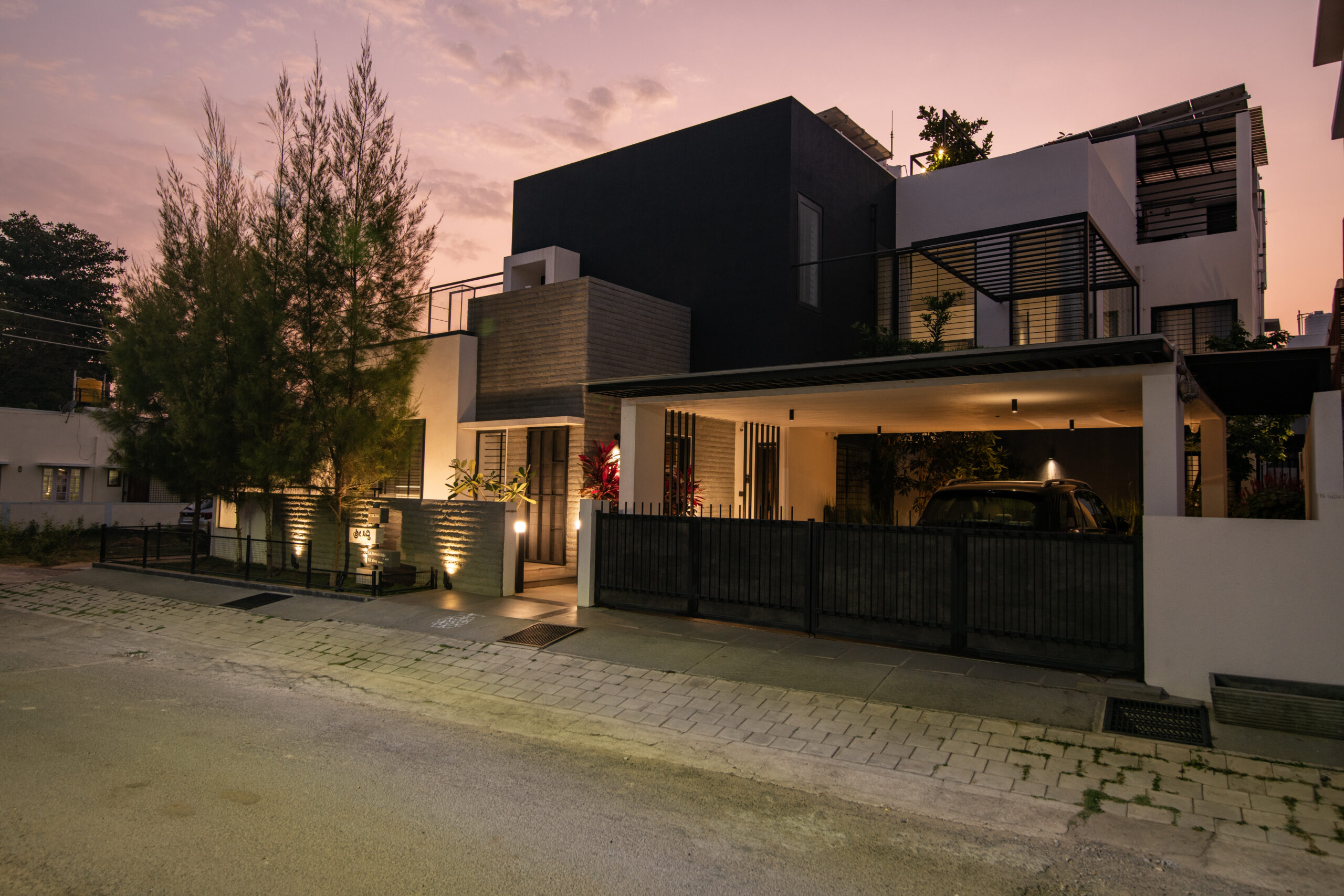 house-exterior-design-shree-siddhi-80x60-luxury-house-in-shimoga-6000sft-4BHK-home-terrace-garden-landscaped-pockets